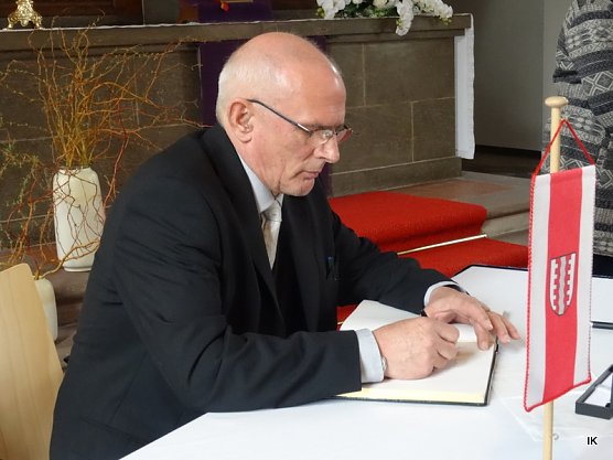 Traugott Eber tr&auml;gt sich ins Goldene Buch ein (Foto: Ilka K&uuml;hn)