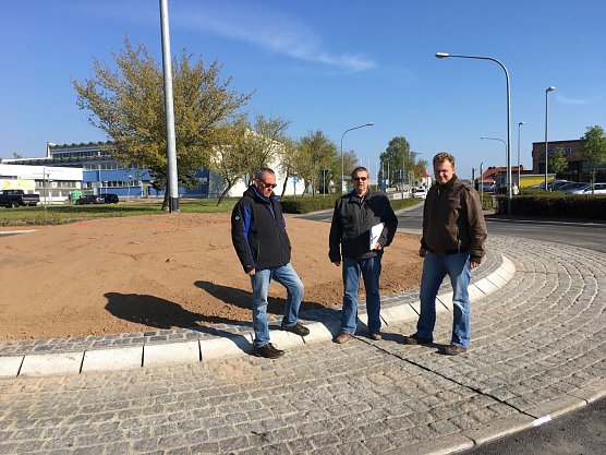 Besichtigung am Kreisel (Foto: Natalie Hünger) Besichtigung am Kreisel (Foto: Natalie Hünger)