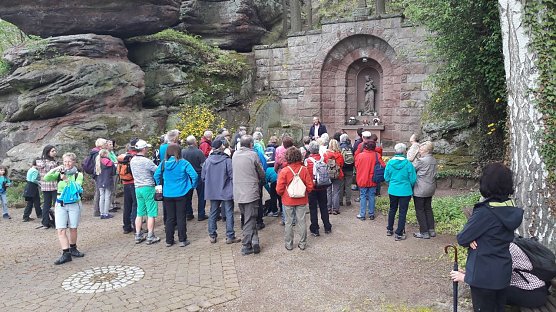 vor der Mariengrotte in Thalwenden. (Foto: Naturparkverwaltung) vor der Mariengrotte in Thalwenden. (Foto: Naturparkverwaltung)