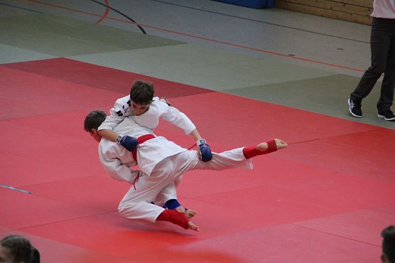 Florian Wickert (blau) bringt seinen Gegner zu Boden (Foto: JuJutsuverein Leinefelde) Florian Wickert (blau) bringt seinen Gegner zu Boden (Foto: JuJutsuverein Leinefelde)