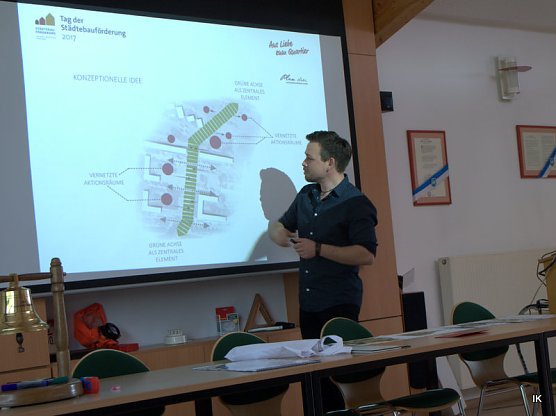 Uwe Holst stellt den Stadtumbau Liethen-West vor (Foto: Ilka K&uuml;hn)