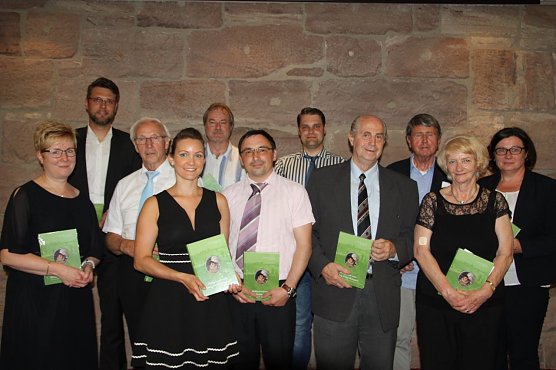  Buchvorstellung alle:  (v. l.) Erste Beigeordnete Ute Althaus,  Dr. Philipp Wolters, Altb&uuml;rgermeister Bernd Beck (Stiftung-Mitbegr&uuml;nder), Stadtarchivarin Anne Hey, alle Autoren und ganz rechts Annette Klingebiel von der Sparkassen Kulturstiftung. (Foto: Elke Sagorski)