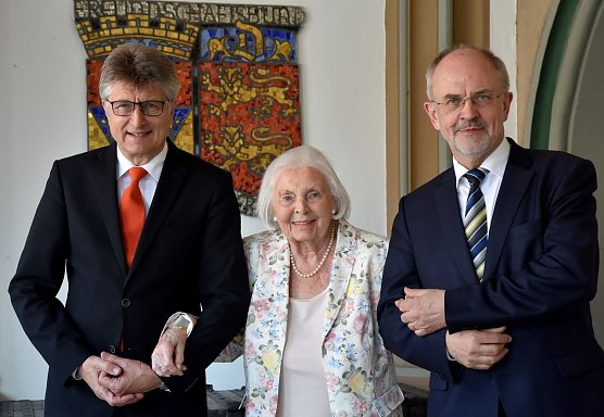 Stab&uuml;bergabe (Foto: Sielmann Stiftung)