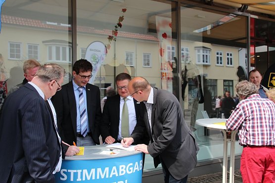 Unterschriftensammlung (Foto: Gerald R. Fischer)