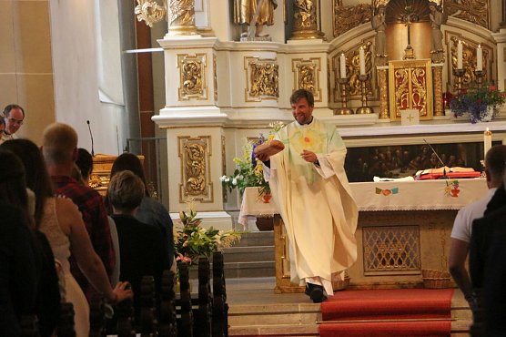 Markus Könen beim Brot verteilen (Foto: Ulrike Plath) Markus Könen beim Brot verteilen (Foto: Ulrike Plath)