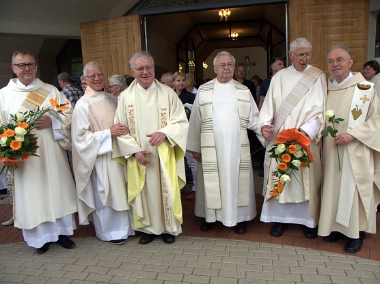 Die Jubilare mit den Diakonen (Foto: Ilka K&uuml;hn)