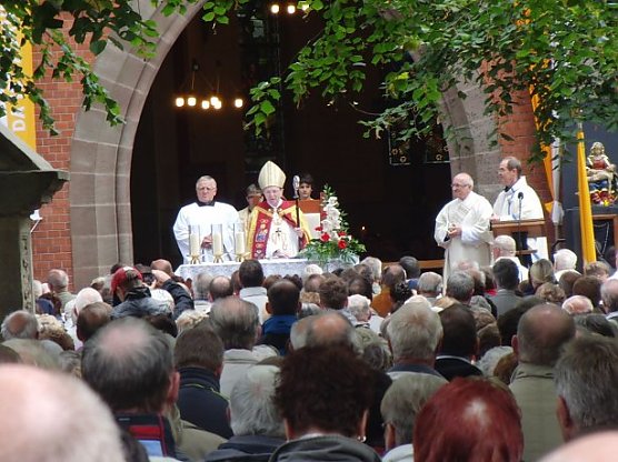 Kardinal Meisner an der Kapelle Etzelsbach (Foto: Ilka Kühn) Kardinal Meisner an der Kapelle Etzelsbach (Foto: Ilka Kühn)
