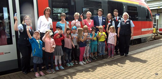 Zug begrüßt (Foto: Ilka Kühn) Zug begrüßt (Foto: Ilka Kühn)