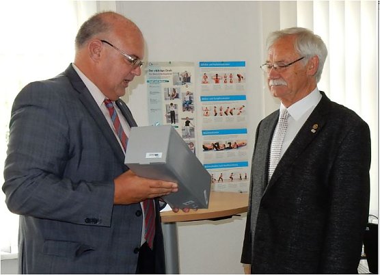 Ehrung Th&uuml;ne (Foto: IKK )