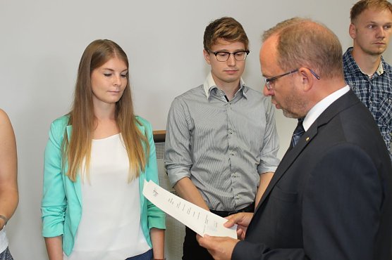 Dr. Bern Uwe Althaus übergibt die Urkunde (Foto: Schulamt) Dr. Bern Uwe Althaus übergibt die Urkunde (Foto: Schulamt)
