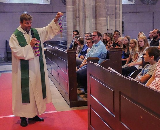 Pfr. Könen mit Socken (Foto: Ilka Kühn) Pfr. Könen mit Socken (Foto: Ilka Kühn)