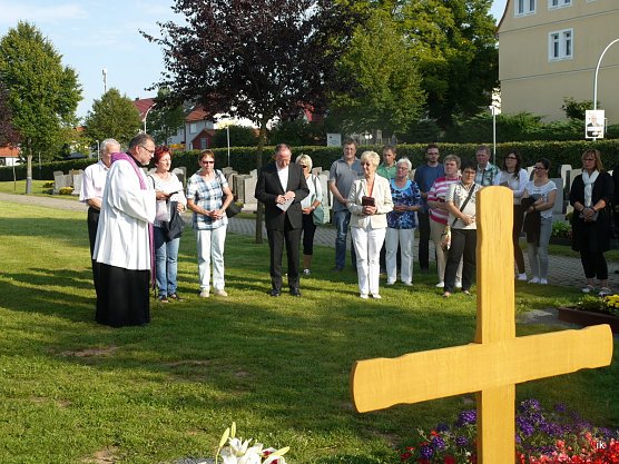 Auf dem Friedhof (Foto: Ilka Kühn) Auf dem Friedhof (Foto: Ilka Kühn)
