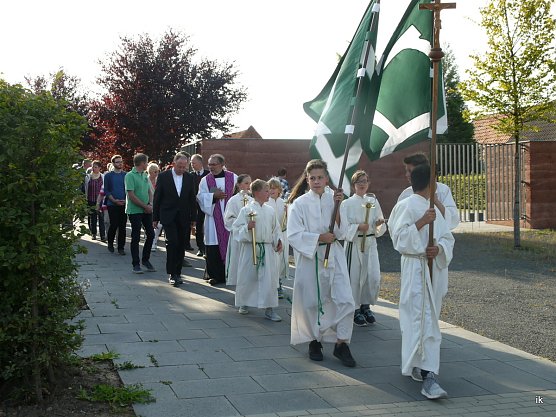 Auf dem Weg zur Kirche (Foto: Ilka Kühn) Auf dem Weg zur Kirche (Foto: Ilka Kühn)
