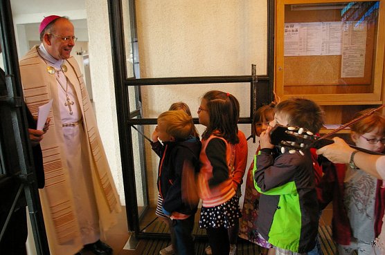 Bischof begr&uuml;&szlig;t Kinder (Foto: Ilka K&uuml;hn)