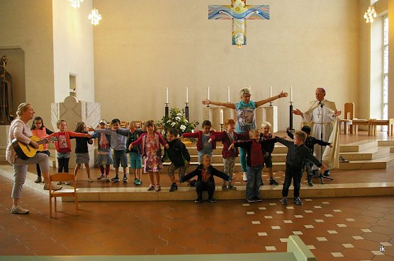 Kinder singen in der Kirche (Foto: Ilka K&uuml;hn)