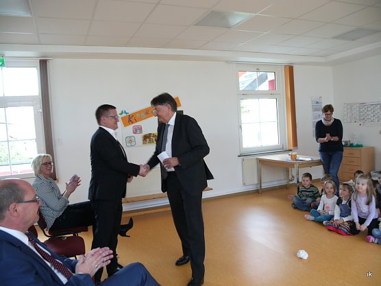 &Uuml;bergabe F&ouml;rderbescheid (Foto: Ilka K&uuml;hn)