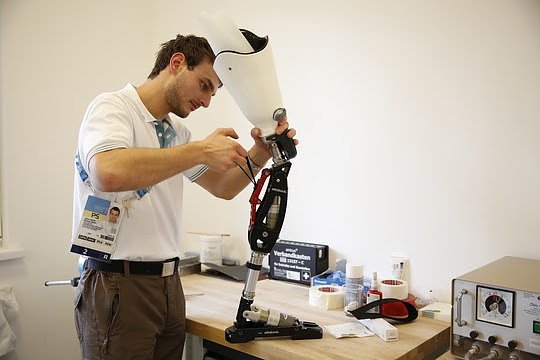 Spezielle Skiprothesen wie das ProCarve werden gewartet und repariert. (Foto: Ottobock)