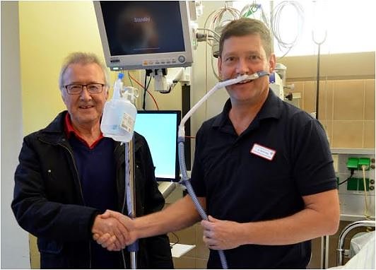 Beatmungsger&auml;t &uuml;bergeben (Foto: Martini Krankenhaus)