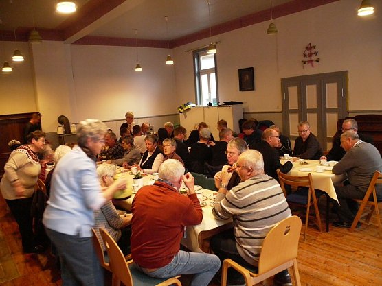 Beisammensein nach der Er&ouml;ffnung (Foto: Ilka K&uuml;hn)