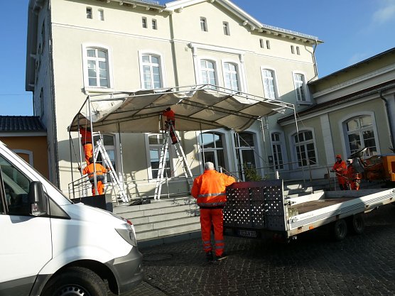 Aufbau der Bühne (Foto: Ilka Kühn) Aufbau der Bühne (Foto: Ilka Kühn)