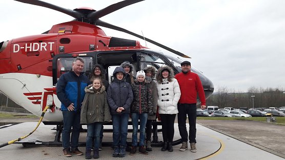 Am Rettungshubschrauber (Foto: Jankowski)