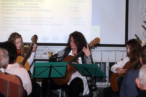 Musikalisch umrahmt wurde die Feier vom Gitarrenensemble unter Leitung von Daniela Heise (Foto: nnz)