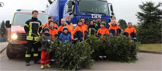 Weihnachtsbaumaktion 2018 (Foto: Jugendfeuerwehr) Weihnachtsbaumaktion 2018 (Foto: Jugendfeuerwehr)