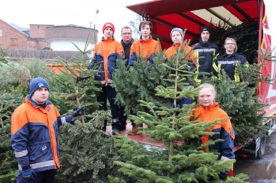 Weihnachtsbaumaktion 2018 (Foto: Jugendfeuerwehr) Weihnachtsbaumaktion 2018 (Foto: Jugendfeuerwehr)