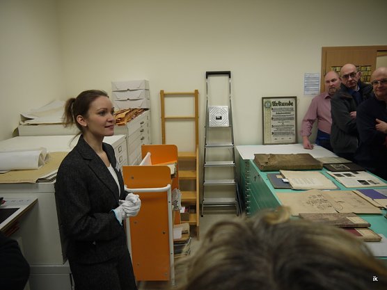 Anne Hey bei der F&uuml;hrung (Foto: Ilka K&uuml;hn)