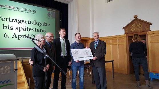 Scheck&uuml;bergabe (Foto: F&ouml;rderverein)