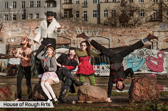 Hi Freaks: der "Zirkus Kadarka" verbindet Trash und Tradition (Foto: Studio 44 e.V.)