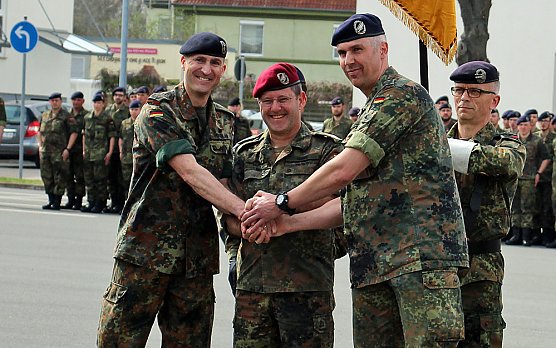 Kommandeurswechsel am Bundeswehrstandort Sondershausen (Foto: Karl-Heinz Herrmann) Kommandeurswechsel am Bundeswehrstandort Sondershausen (Foto: Karl-Heinz Herrmann)