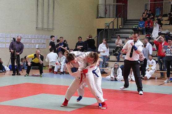 Madlen (l.,rot) setzt zu einem Wurf bei der Kämpferin aus Dänemark an (Foto: Ju-Jutsu Verein) Madlen (l.,rot) setzt zu einem Wurf bei der Kämpferin aus Dänemark an (Foto: Ju-Jutsu Verein)