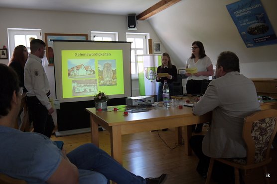 Sch&uuml;ler pr&auml;sentieren Projekt (Foto: Ilka K&uuml;hn)