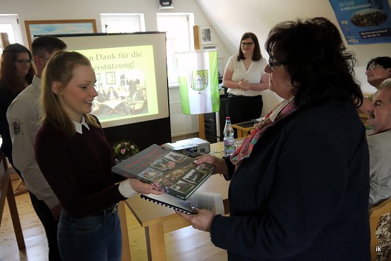 Sch&uuml;ler pr&auml;sentieren Projekt (Foto: Ilka K&uuml;hn)