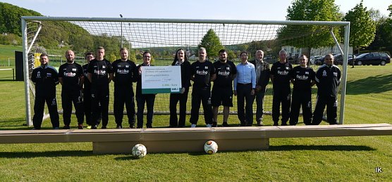 Scheck-&Uuml;bergabe (Foto: Ilka K&uuml;hn)