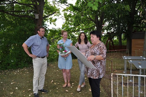 Spende &uuml;bergeben (Foto: Ilka K&uuml;hn)