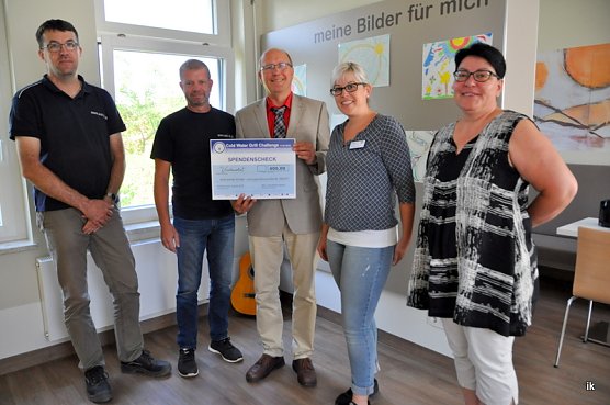 Spenden&uuml;bergabe (Foto: Ilka K&uuml;hn)