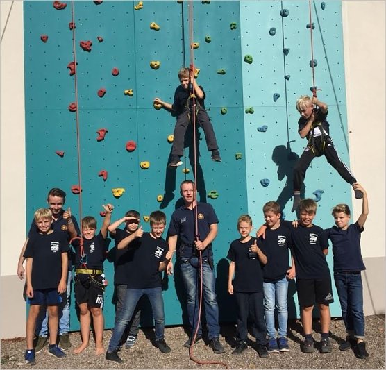 An der Kletterwand (Foto: Jugendfeuerwehr) An der Kletterwand (Foto: Jugendfeuerwehr)