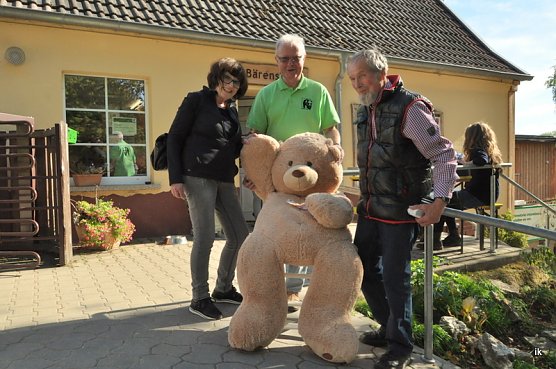 Bärenübergabe (Foto: Ilka Kühn) Bärenübergabe (Foto: Ilka Kühn)