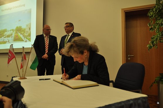 Eintragung ins goldene Buch (Foto: Ilka K&uuml;hn)