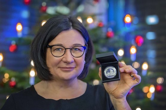 Annette Klingebiel mit dem Weihnachtstaler (Foto: fotografie-grimm-leinefelde)