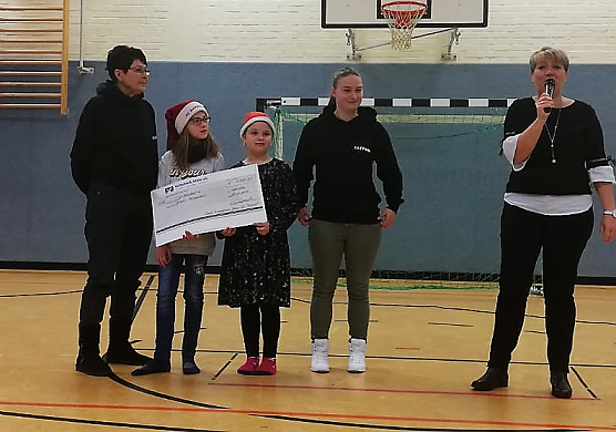 Spenden&uuml;bergabe (Foto: Schule)