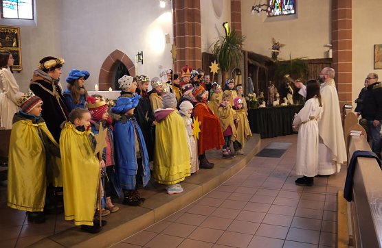 Segen f&uuml;r die Sternsinger (Foto: Ilka K&uuml;hn)