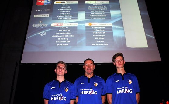 Vor Anzeigetafel (Foto: Sebastian Grimm)