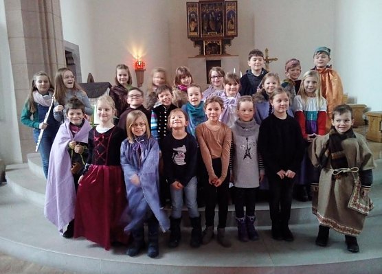 Kinder mit Elisabeth-Spiel (Foto: Angela Sch&ouml;neberg)