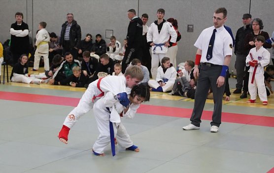 Soleen Alali (blau) setzt einen Schulterwurf an (Foto: JuJutsu Verein)