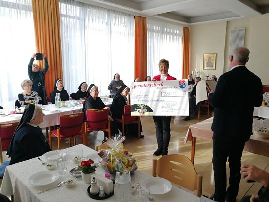 Spenden&uuml;bergabe (Foto: Gerhard Martin)