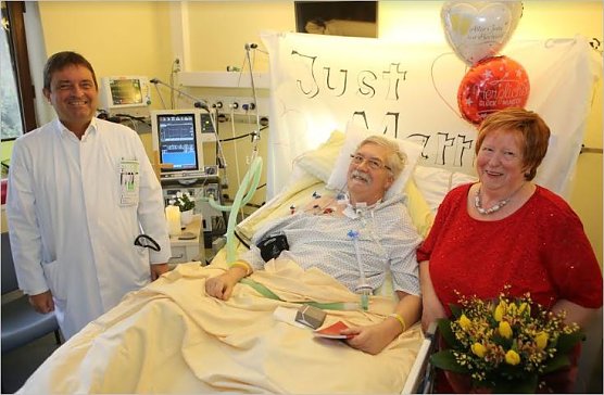 Chefarzt gratuliert (Foto: EKW /Rampfel )