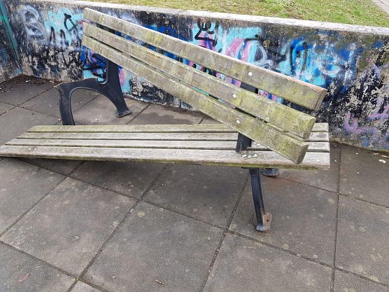 Kaputte Bank (Foto: Joachim Bauer)